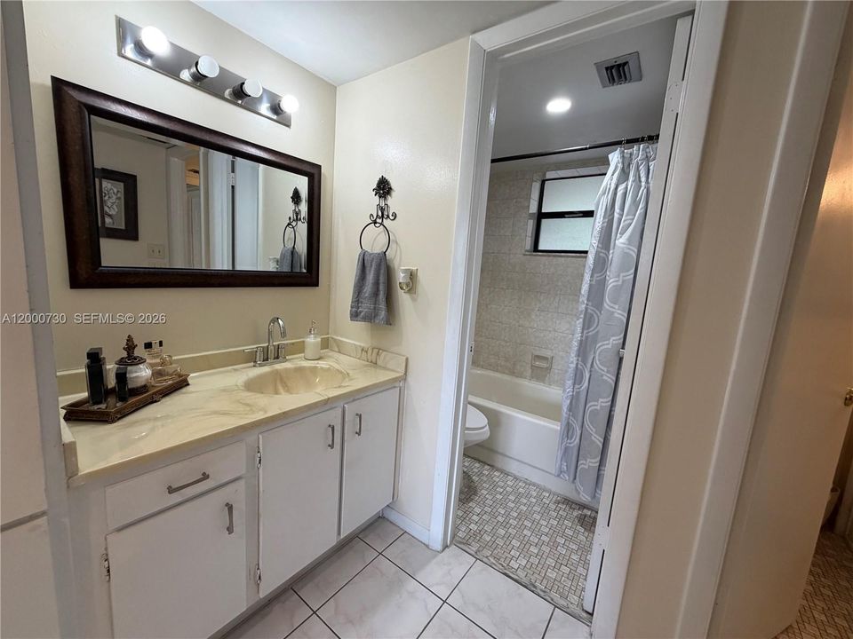 For Sale: $119,999 (1 beds, 1 baths, 773 Square Feet)
