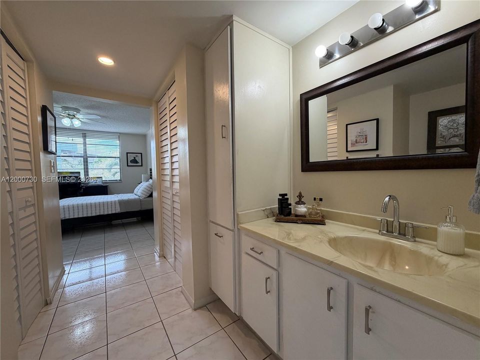 For Sale: $119,999 (1 beds, 1 baths, 773 Square Feet)