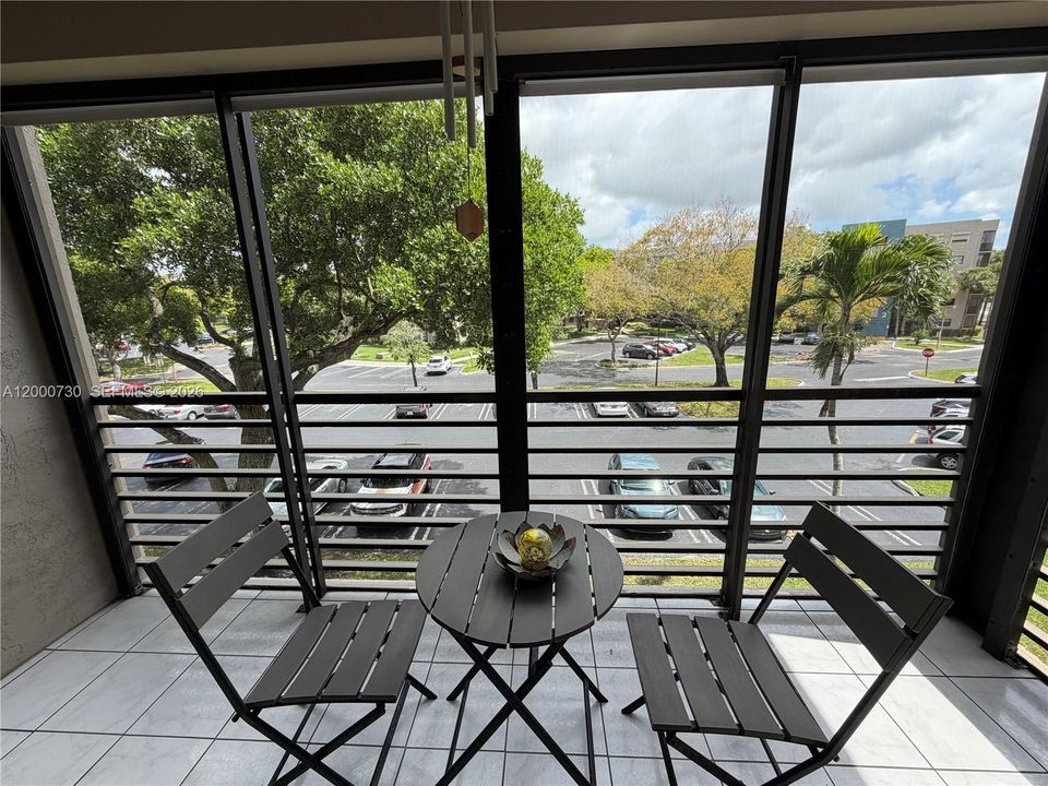 For Sale: $119,999 (1 beds, 1 baths, 773 Square Feet)