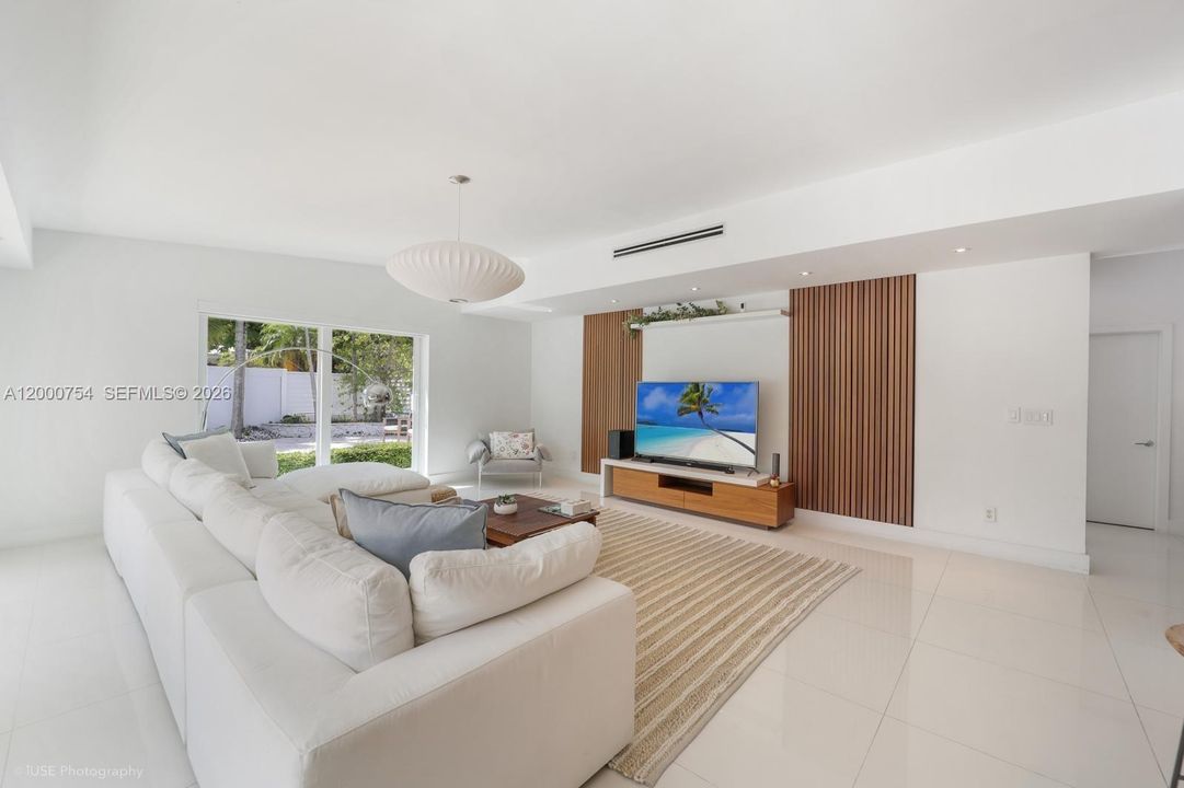 Activo con contrato: $14,900 (4 camas, 3 baños, 2646 Pies cuadrados)