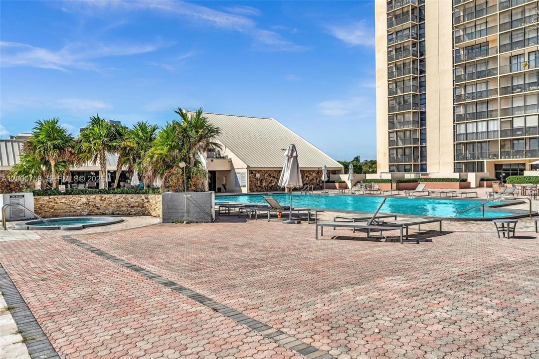 En Venta: $575,000 (3 camas, 3 baños, 2000 Pies cuadrados)
