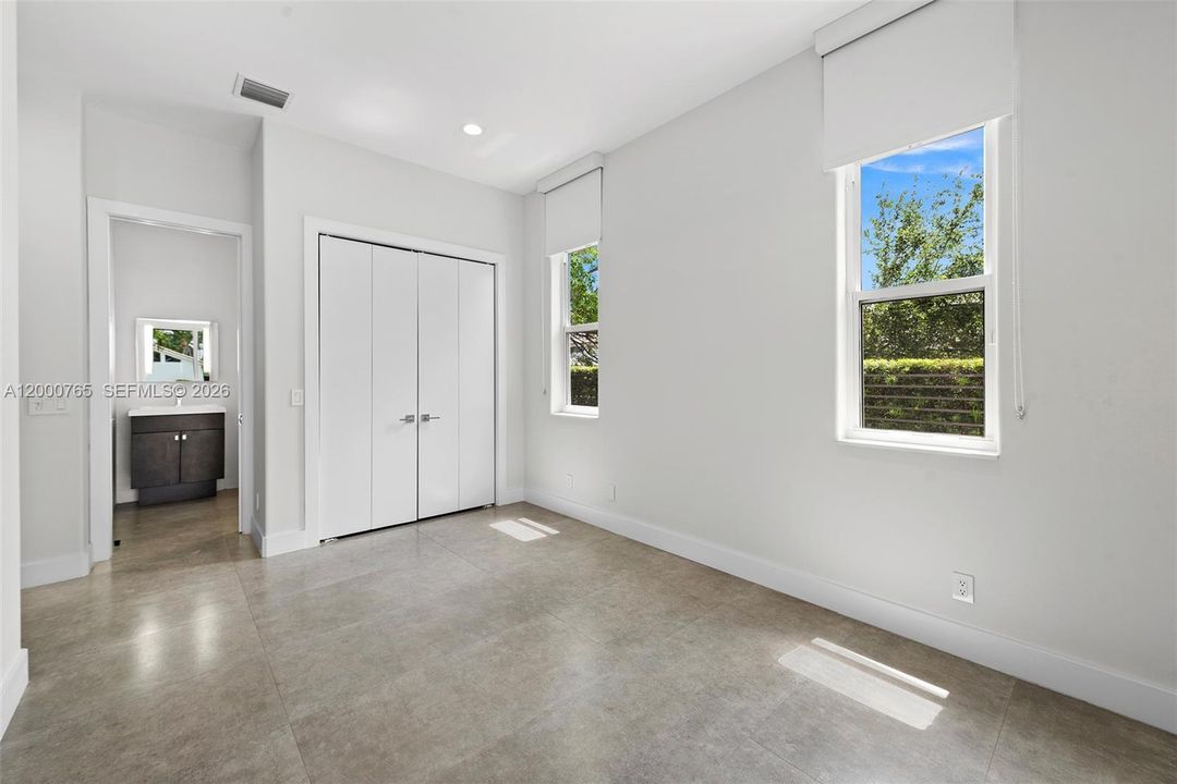 For Rent: $24,995 (7 beds, 5 baths, 5356 Square Feet)