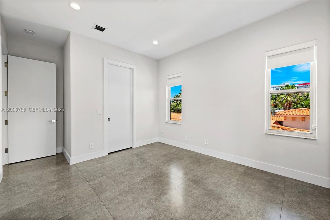 For Rent: $24,995 (7 beds, 5 baths, 5356 Square Feet)
