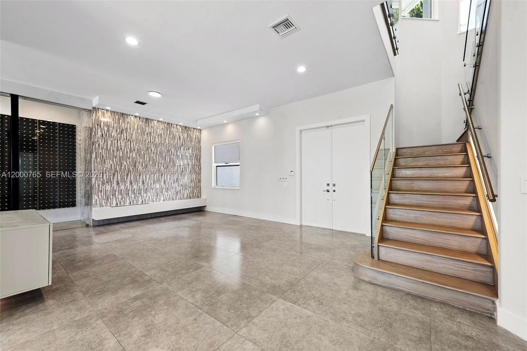 For Rent: $24,995 (7 beds, 5 baths, 5356 Square Feet)