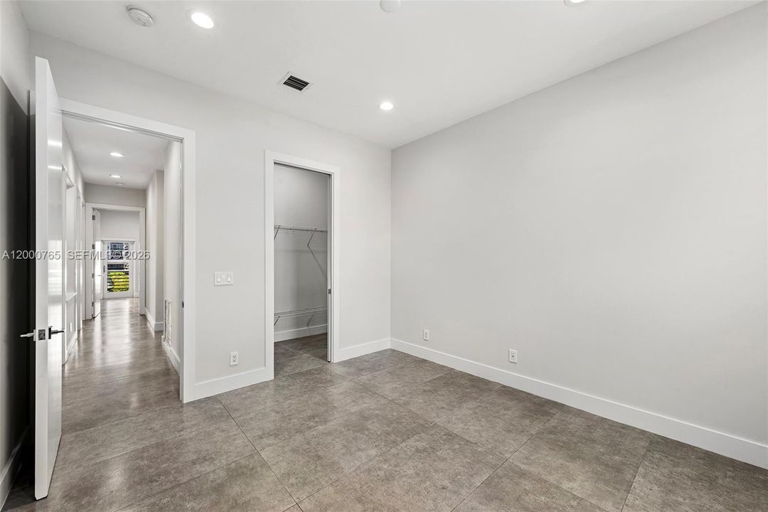 For Rent: $24,995 (7 beds, 5 baths, 5356 Square Feet)