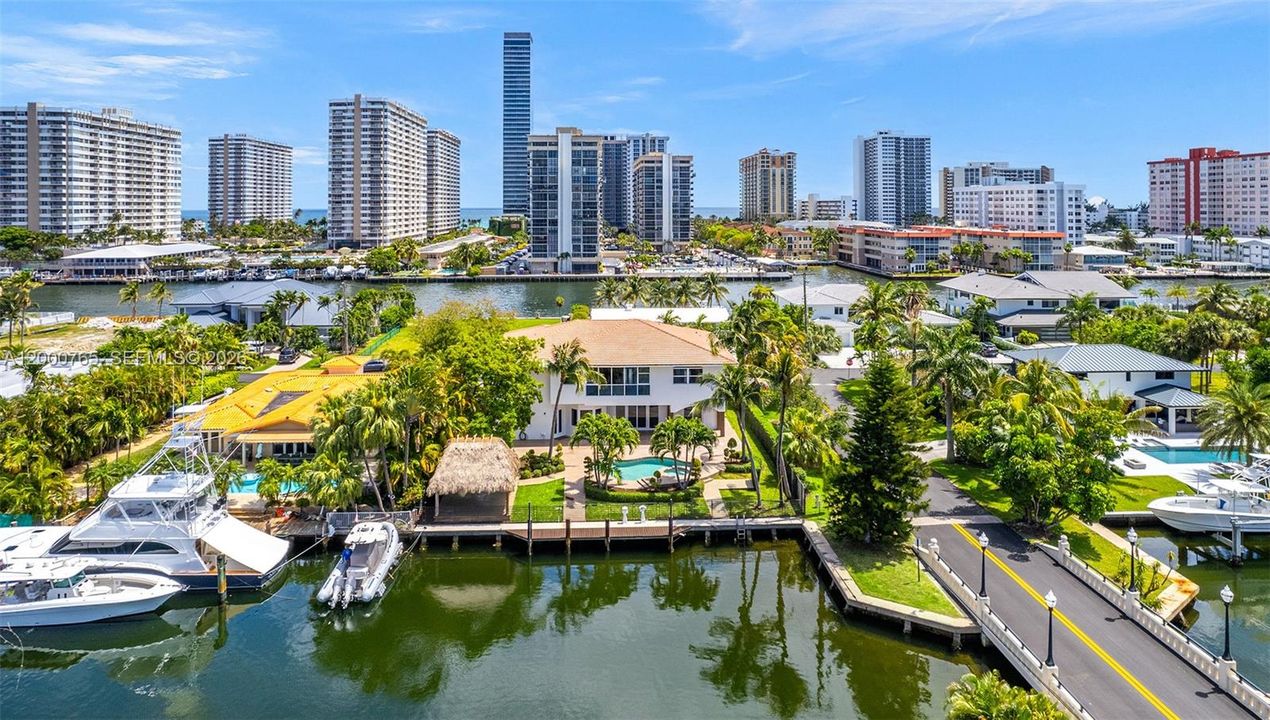 For Rent: $24,995 (7 beds, 5 baths, 5356 Square Feet)