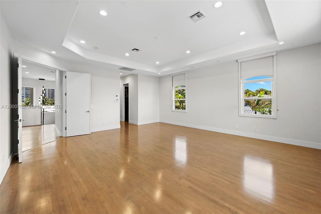 For Rent: $24,995 (7 beds, 5 baths, 5356 Square Feet)
