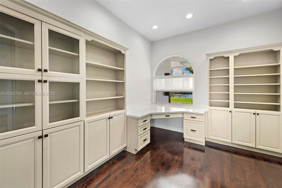 For Rent: $24,995 (7 beds, 5 baths, 5356 Square Feet)