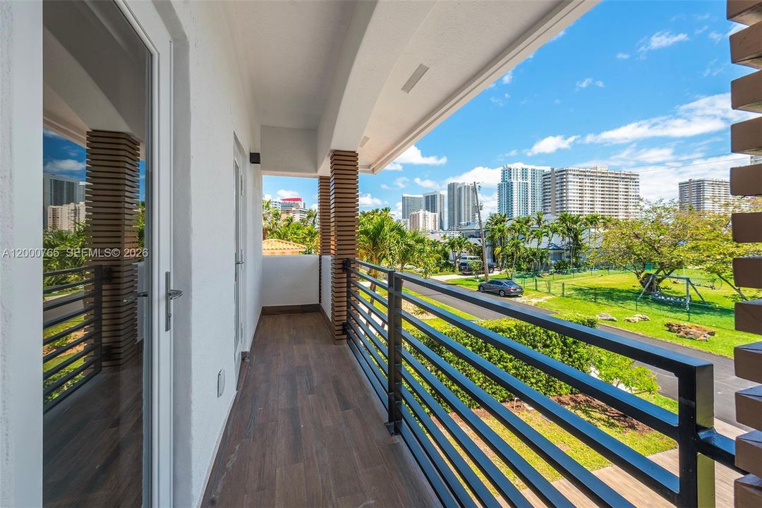 For Rent: $24,995 (7 beds, 5 baths, 5356 Square Feet)