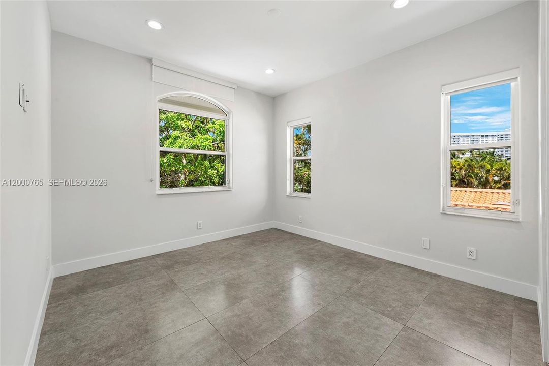 For Rent: $24,995 (7 beds, 5 baths, 5356 Square Feet)