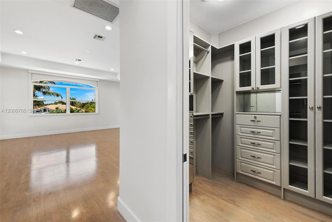 For Rent: $24,995 (7 beds, 5 baths, 5356 Square Feet)