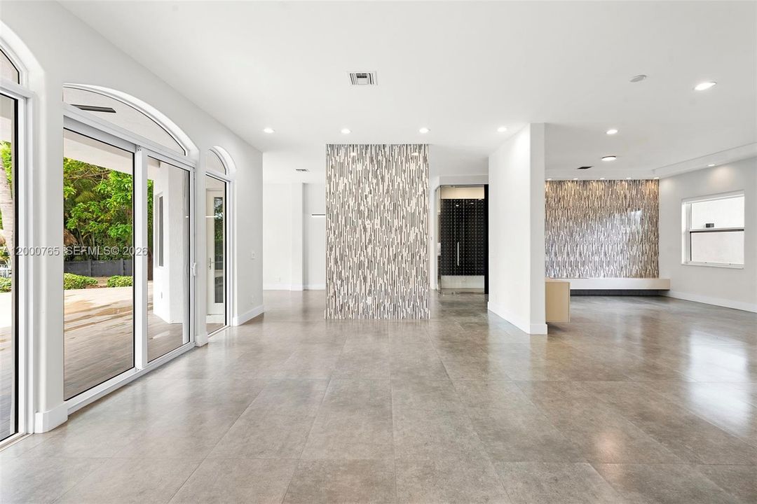 For Rent: $24,995 (7 beds, 5 baths, 5356 Square Feet)