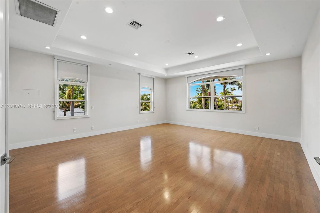 For Rent: $24,995 (7 beds, 5 baths, 5356 Square Feet)
