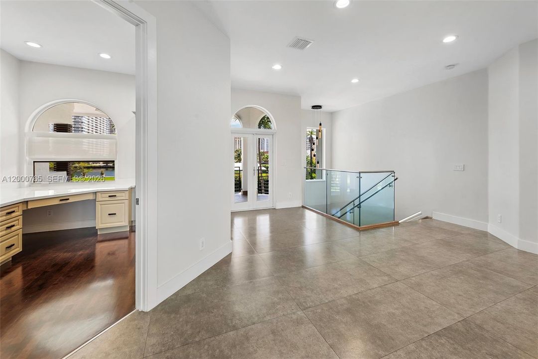 For Rent: $24,995 (7 beds, 5 baths, 5356 Square Feet)