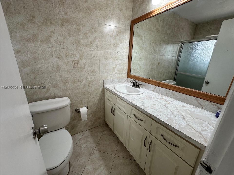 For Sale: $195,000 (1 beds, 1 baths, 700 Square Feet)