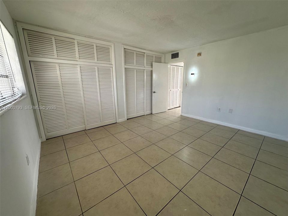 For Sale: $195,000 (1 beds, 1 baths, 700 Square Feet)