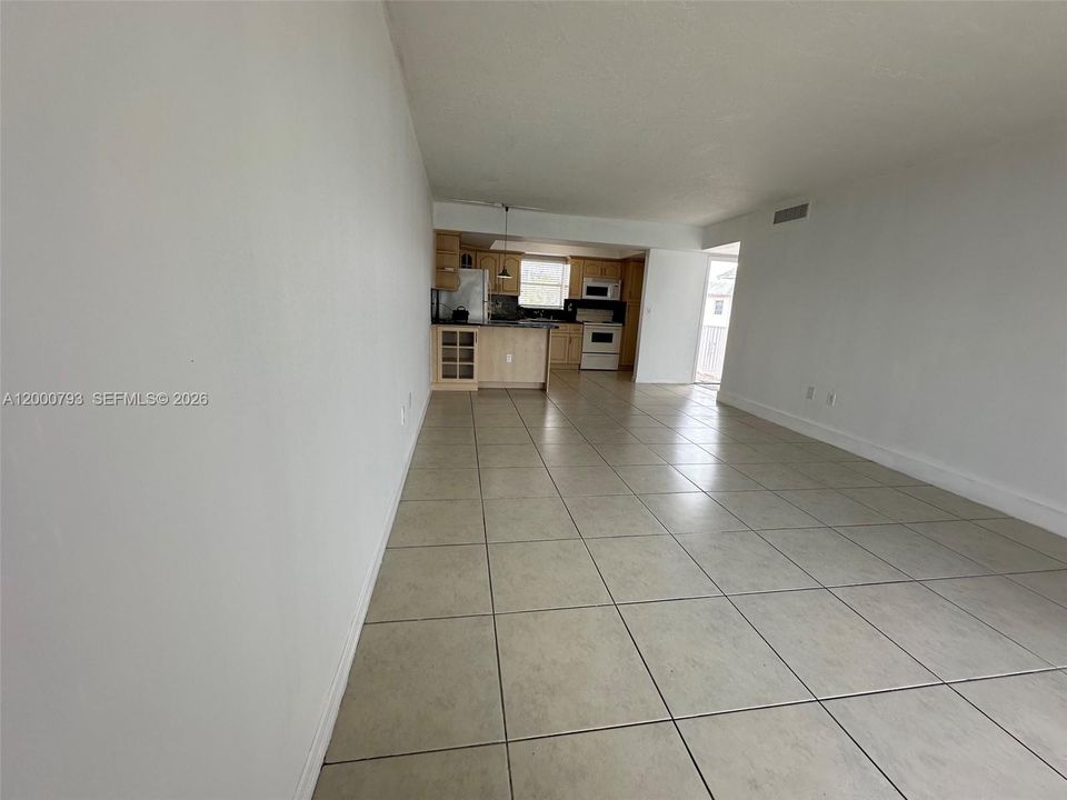 For Sale: $195,000 (1 beds, 1 baths, 700 Square Feet)