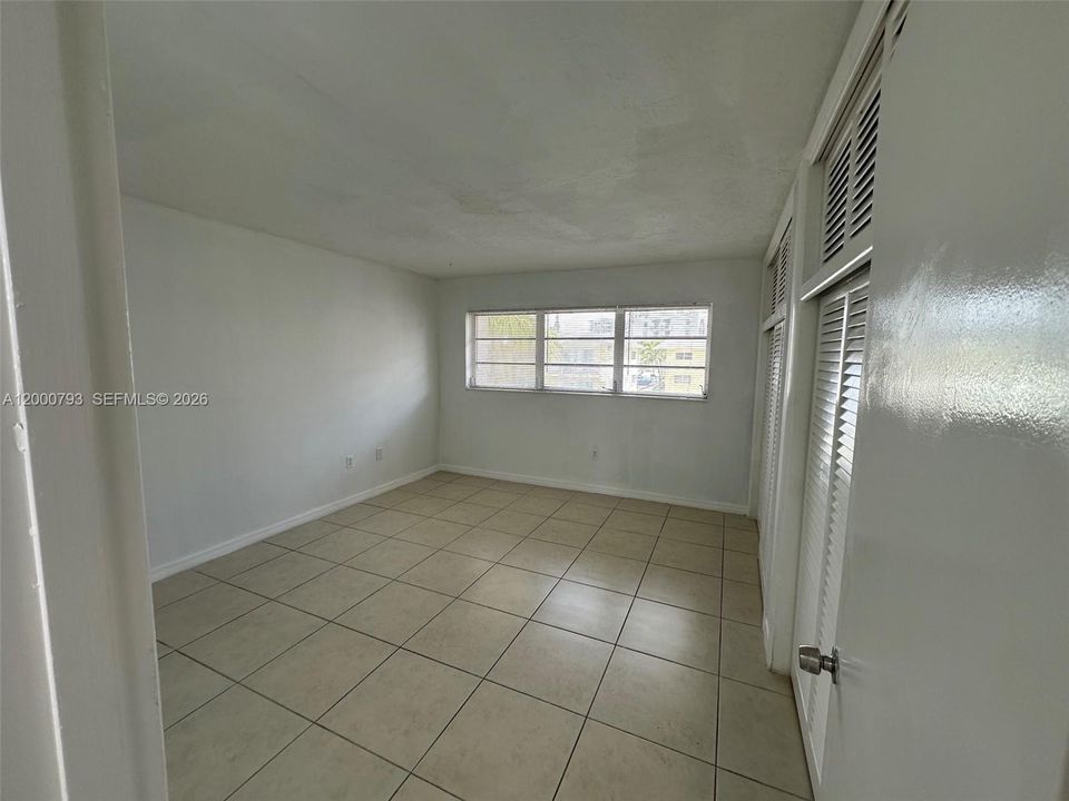 For Sale: $195,000 (1 beds, 1 baths, 700 Square Feet)