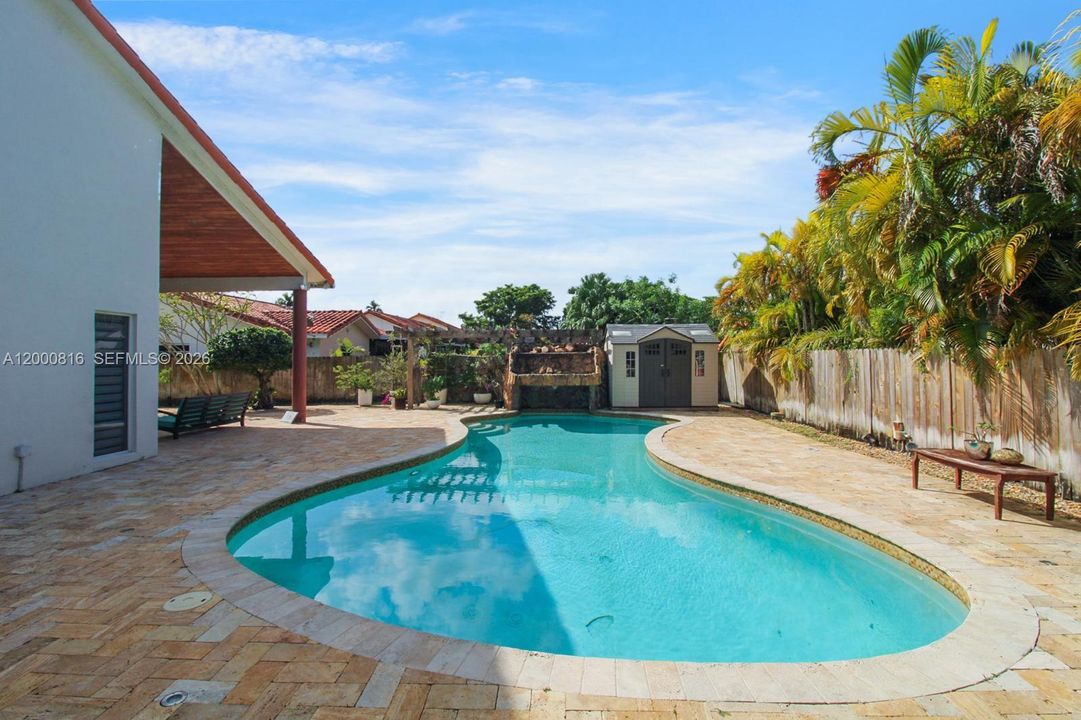 For Sale: $1,750,000 (6 beds, 5 baths, 2851 Square Feet)