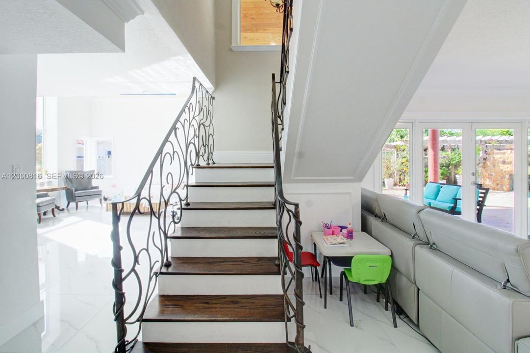 For Sale: $1,750,000 (6 beds, 5 baths, 2851 Square Feet)