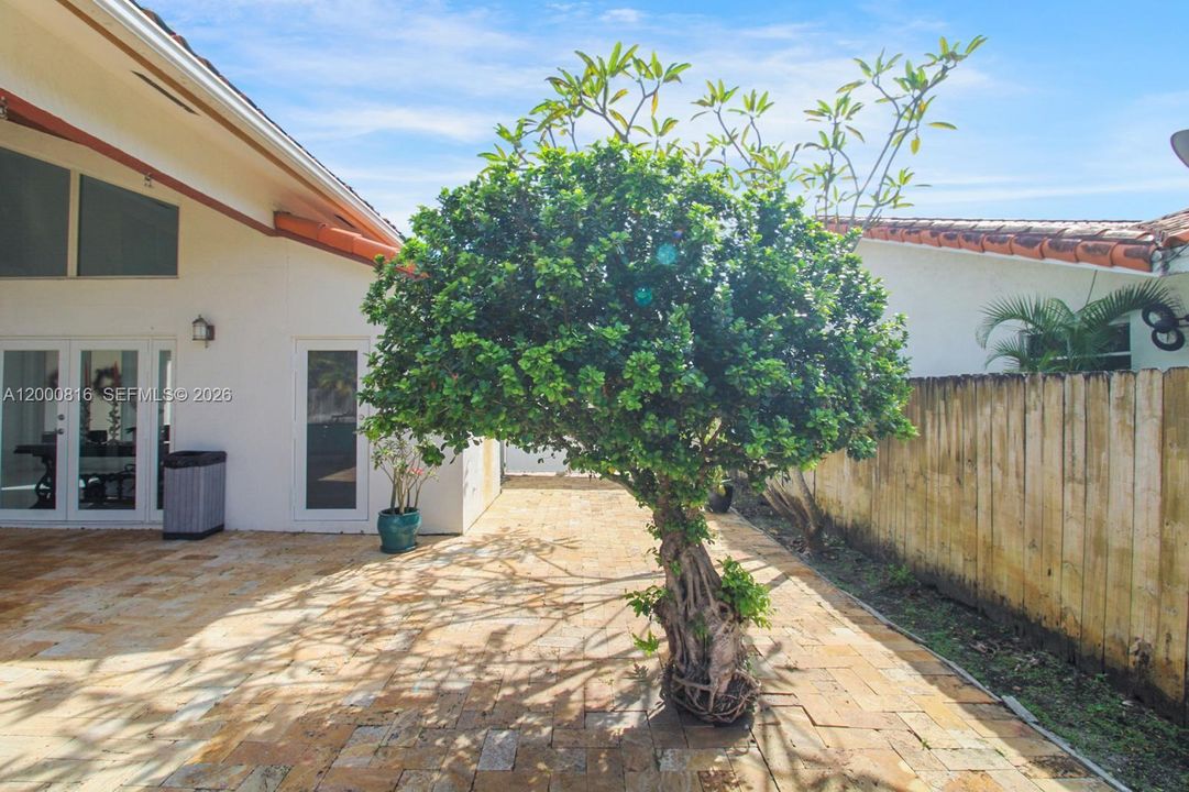 For Sale: $1,750,000 (6 beds, 5 baths, 2851 Square Feet)