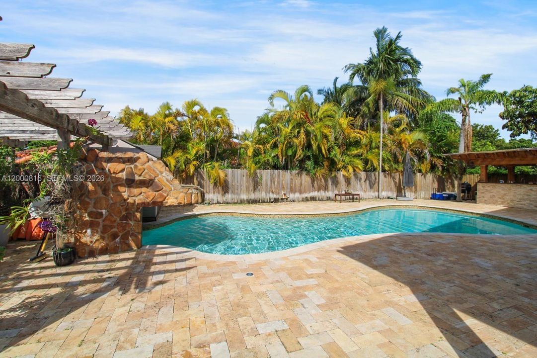 For Sale: $1,750,000 (6 beds, 5 baths, 2851 Square Feet)