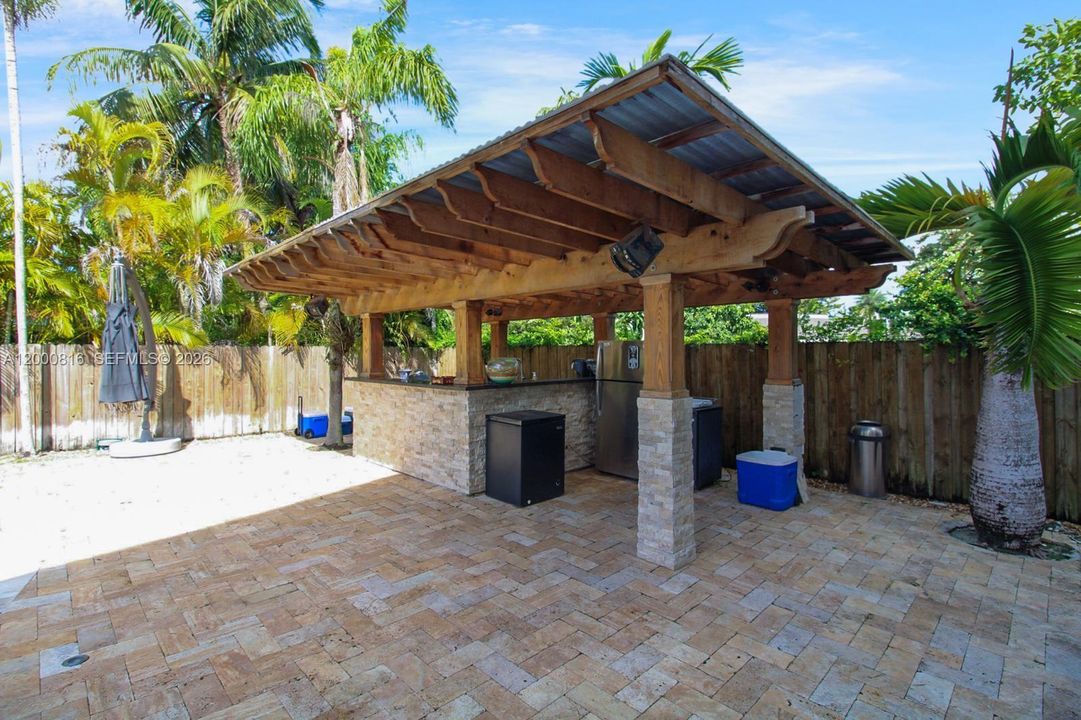 For Sale: $1,750,000 (6 beds, 5 baths, 2851 Square Feet)