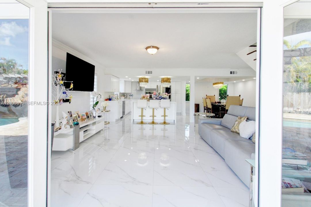 For Sale: $1,750,000 (6 beds, 5 baths, 2851 Square Feet)