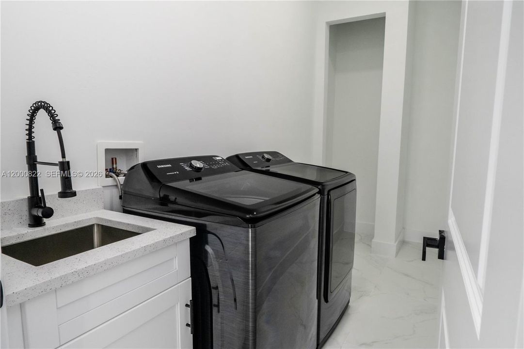 Active With Contract: $349,900 (3 beds, 2 baths, 1554 Square Feet)