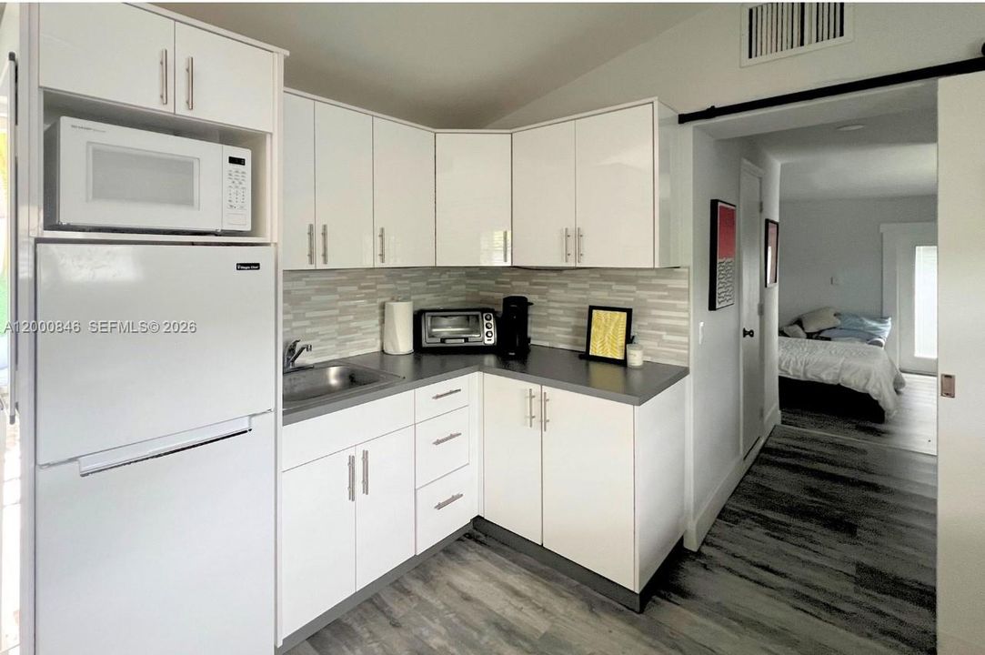 Active With Contract: $2,100,000 (4 beds, 3 baths, 1556 Square Feet)