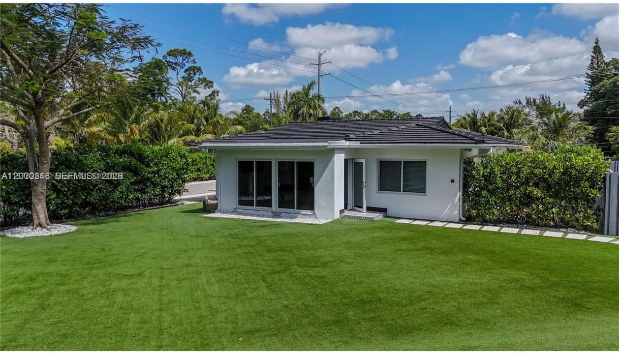 Active With Contract: $2,100,000 (4 beds, 3 baths, 1556 Square Feet)