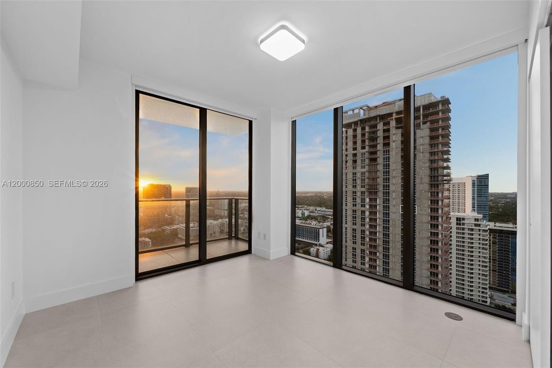 合同活跃: $1,750,000 (3 贝兹, 3 浴室, 1634 平方英尺)