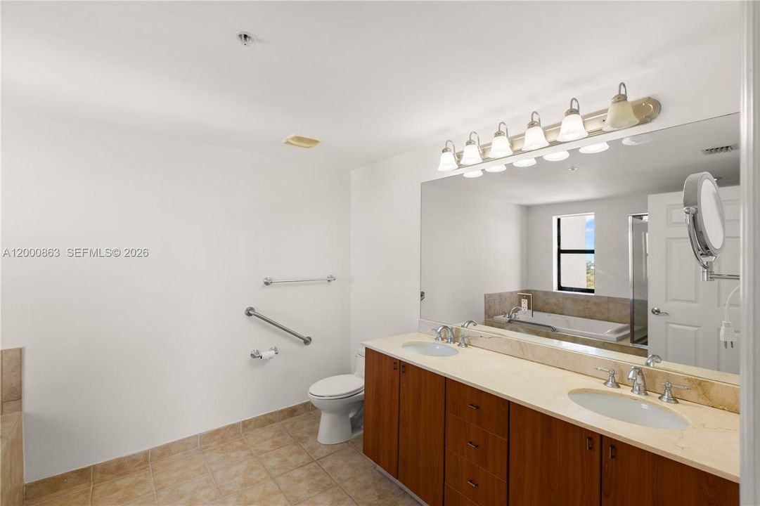 For Sale: $588,000 (2 beds, 2 baths, 1072 Square Feet)