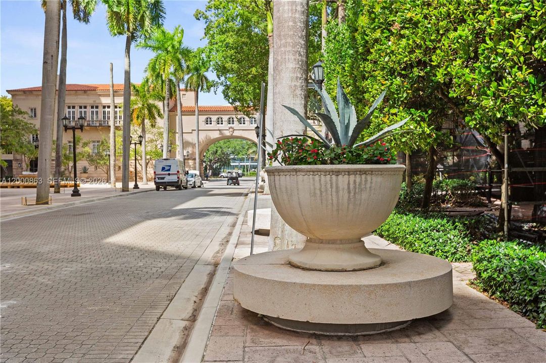 For Sale: $588,000 (2 beds, 2 baths, 1072 Square Feet)