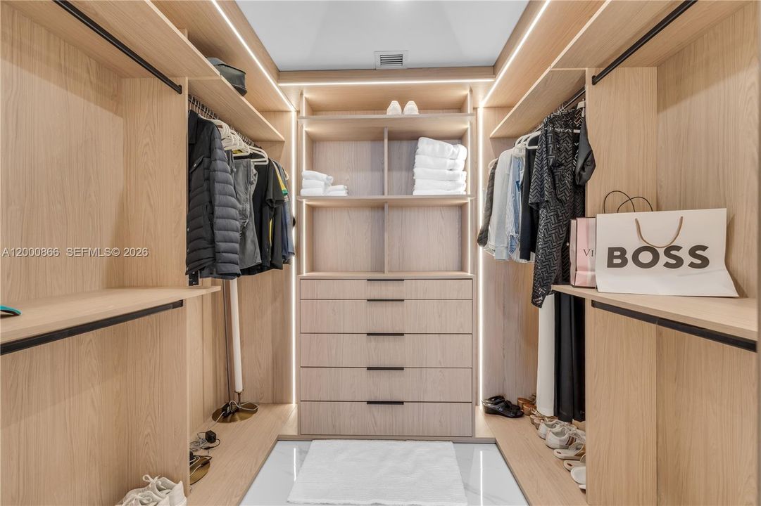 В аренду: $19,500 (4 спален, 5 ванн, 2216 Квадратных фут)