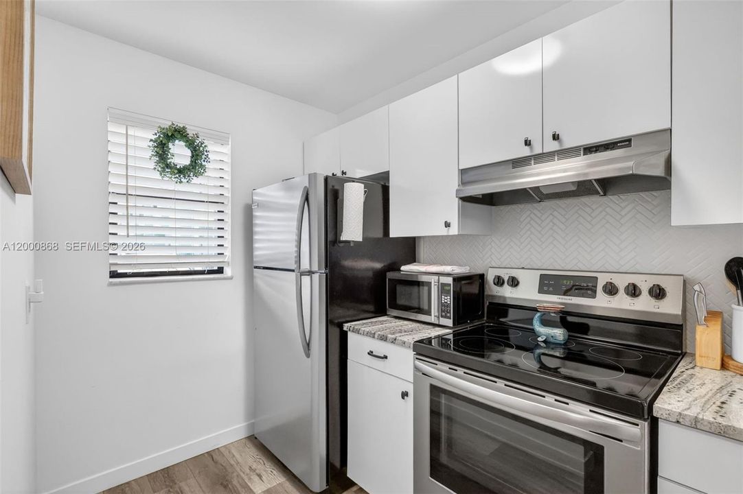 For Rent: $2,400 (2 beds, 1 baths, 1270 Square Feet)