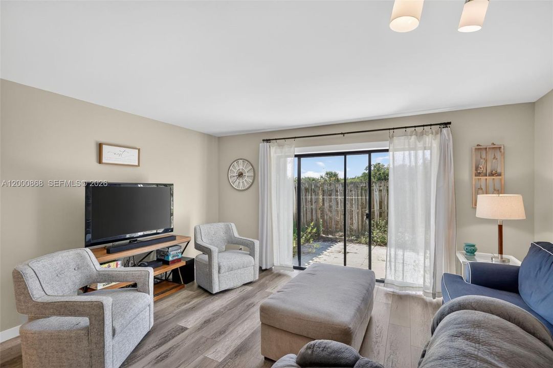 For Rent: $2,400 (2 beds, 1 baths, 1270 Square Feet)