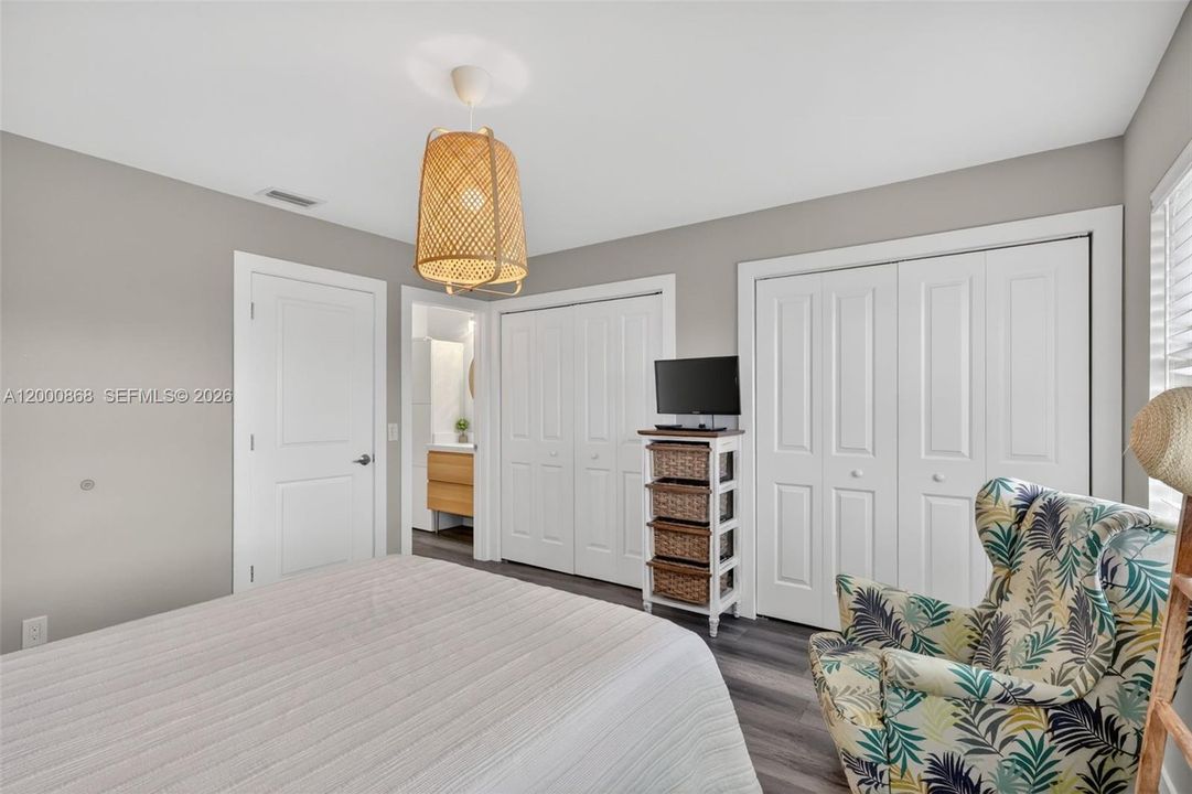 For Rent: $2,400 (2 beds, 1 baths, 1270 Square Feet)