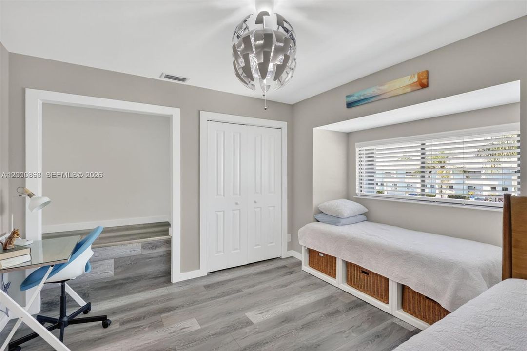 For Rent: $2,400 (2 beds, 1 baths, 1270 Square Feet)