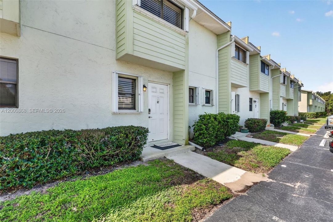 For Rent: $2,400 (2 beds, 1 baths, 1270 Square Feet)