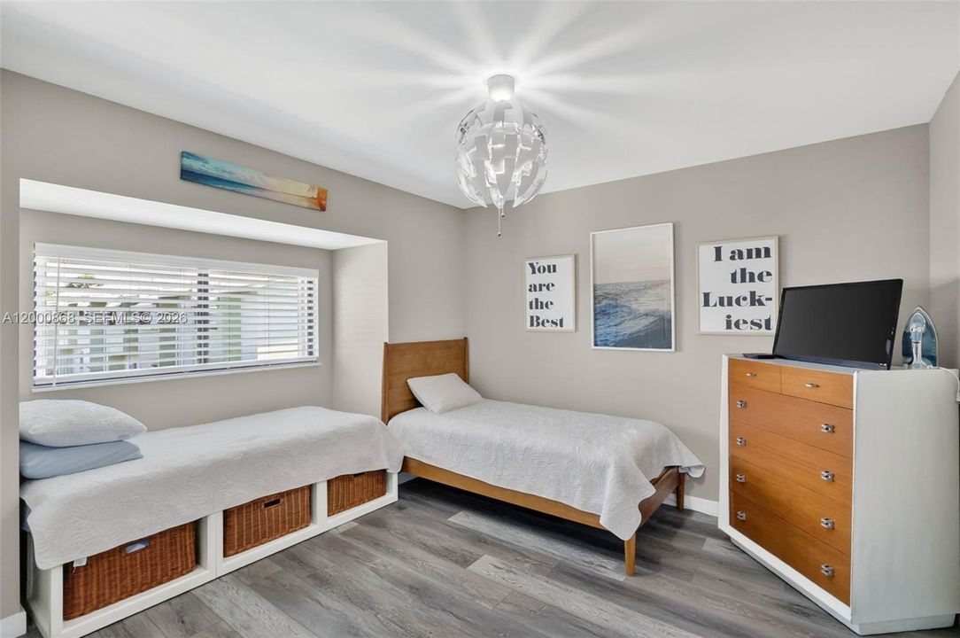 For Rent: $2,400 (2 beds, 1 baths, 1270 Square Feet)