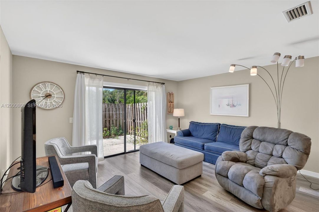 For Rent: $2,400 (2 beds, 1 baths, 1270 Square Feet)