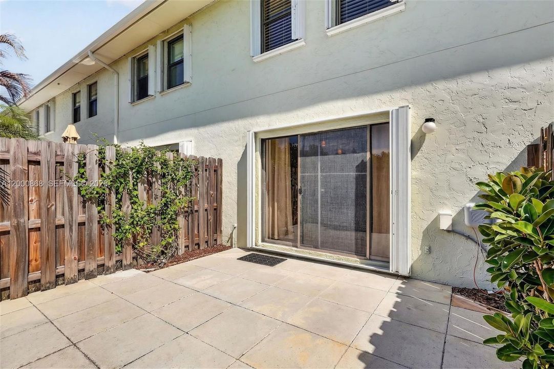 For Rent: $2,400 (2 beds, 1 baths, 1270 Square Feet)