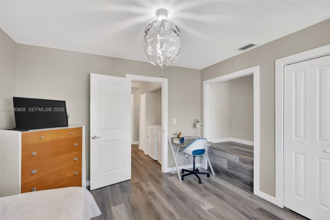 For Rent: $2,400 (2 beds, 1 baths, 1270 Square Feet)