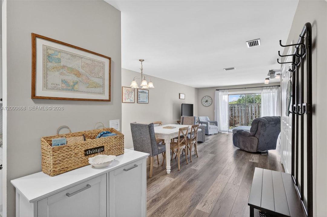 For Rent: $2,400 (2 beds, 1 baths, 1270 Square Feet)
