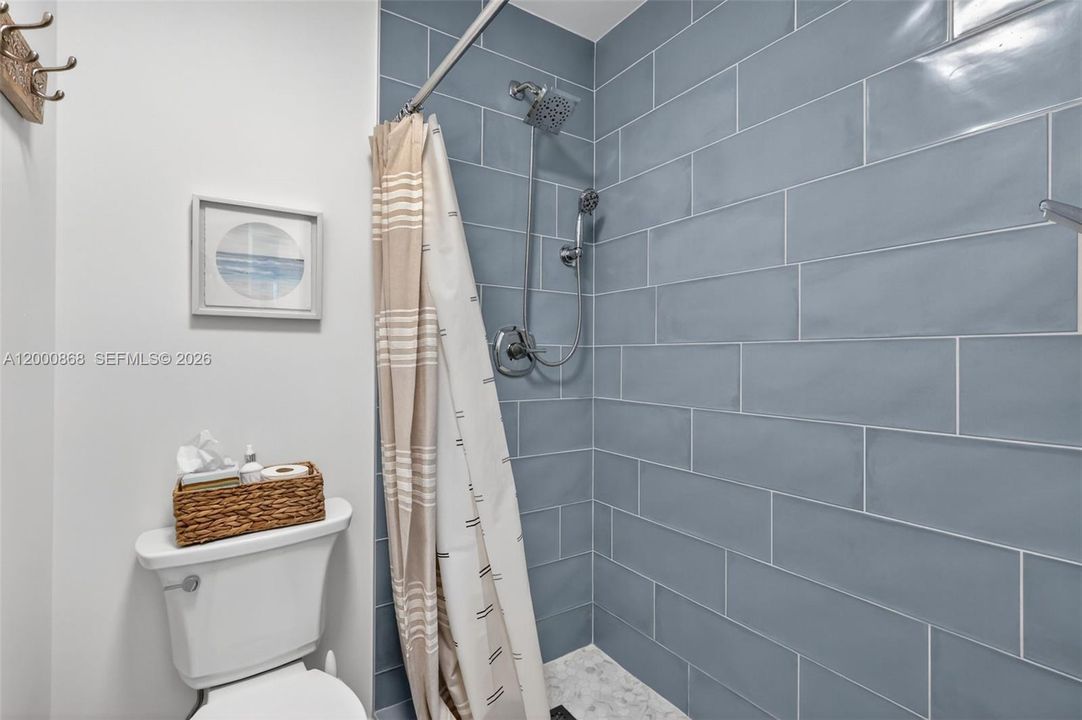 For Rent: $2,400 (2 beds, 1 baths, 1270 Square Feet)