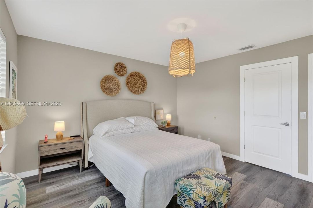 For Rent: $2,400 (2 beds, 1 baths, 1270 Square Feet)