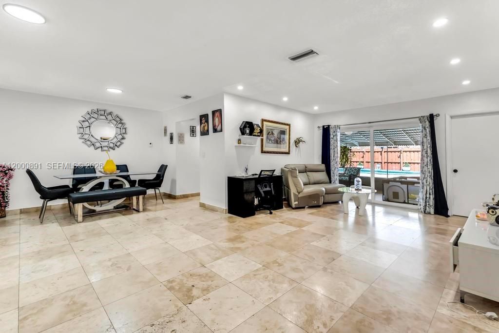 Activo con contrato: $625,000 (4 camas, 3 baños, 1924 Pies cuadrados)