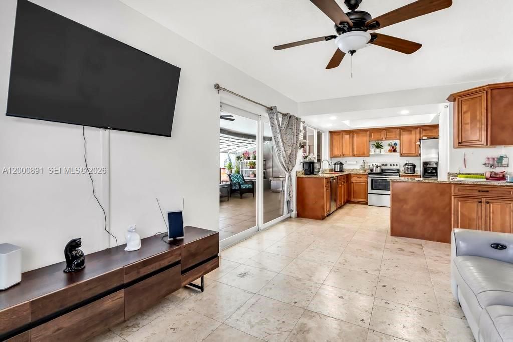 Activo con contrato: $625,000 (4 camas, 3 baños, 1924 Pies cuadrados)