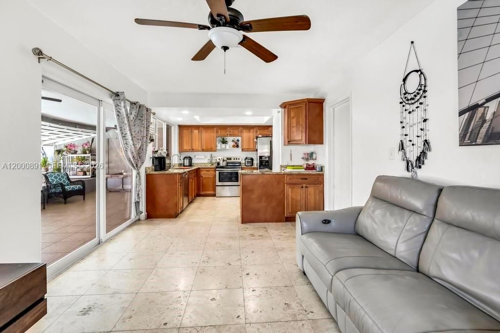 Activo con contrato: $625,000 (4 camas, 3 baños, 1924 Pies cuadrados)